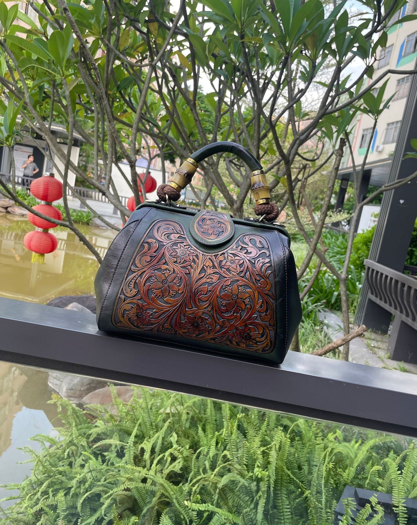 Women’s Retro Leather Shoulder Bag – Fashion Carved Clip Messenger Purse