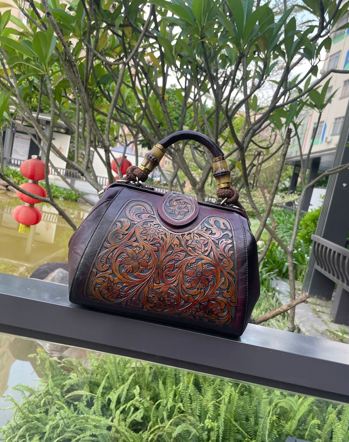 Women’s Retro Leather Shoulder Bag – Fashion Carved Clip Messenger Purse