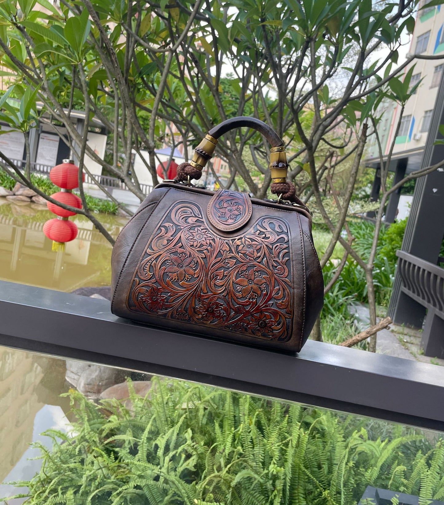 Women’s Retro Leather Shoulder Bag – Fashion Carved Clip Messenger Purse