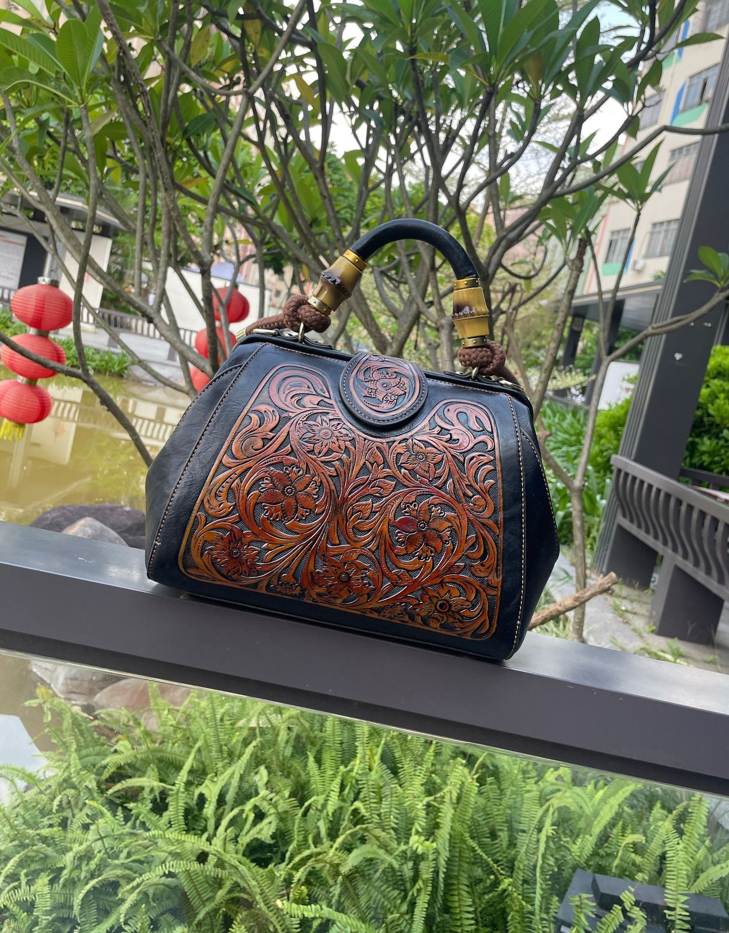 Women’s Retro Leather Shoulder Bag – Fashion Carved Clip Messenger Purse