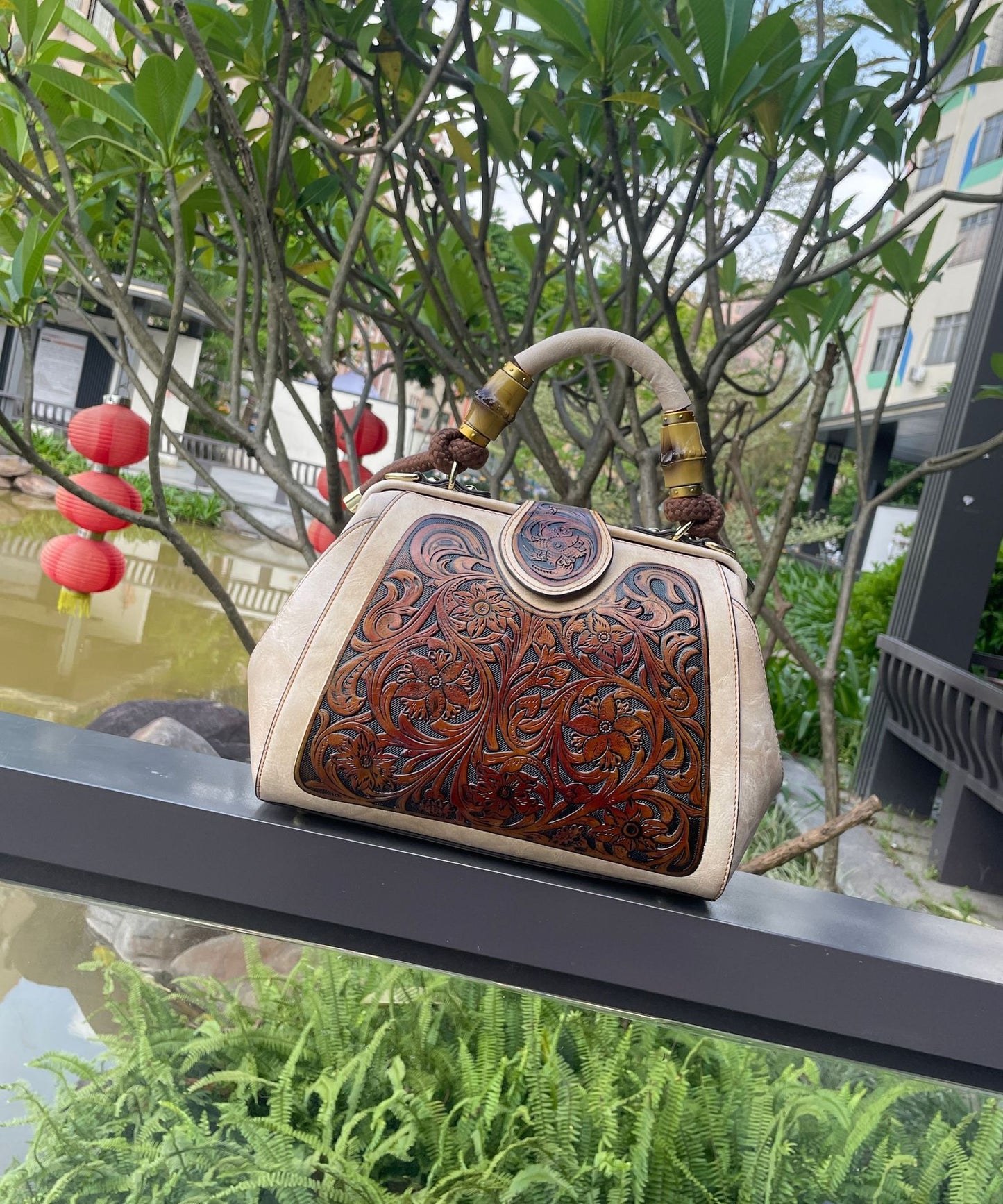 Women’s Retro Leather Shoulder Bag – Fashion Carved Clip Messenger Purse